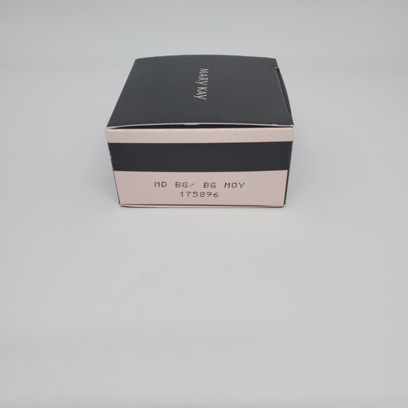 Medium Beige Silky Setting Powder - Mary Kay - NIB - Picture 4 of 4